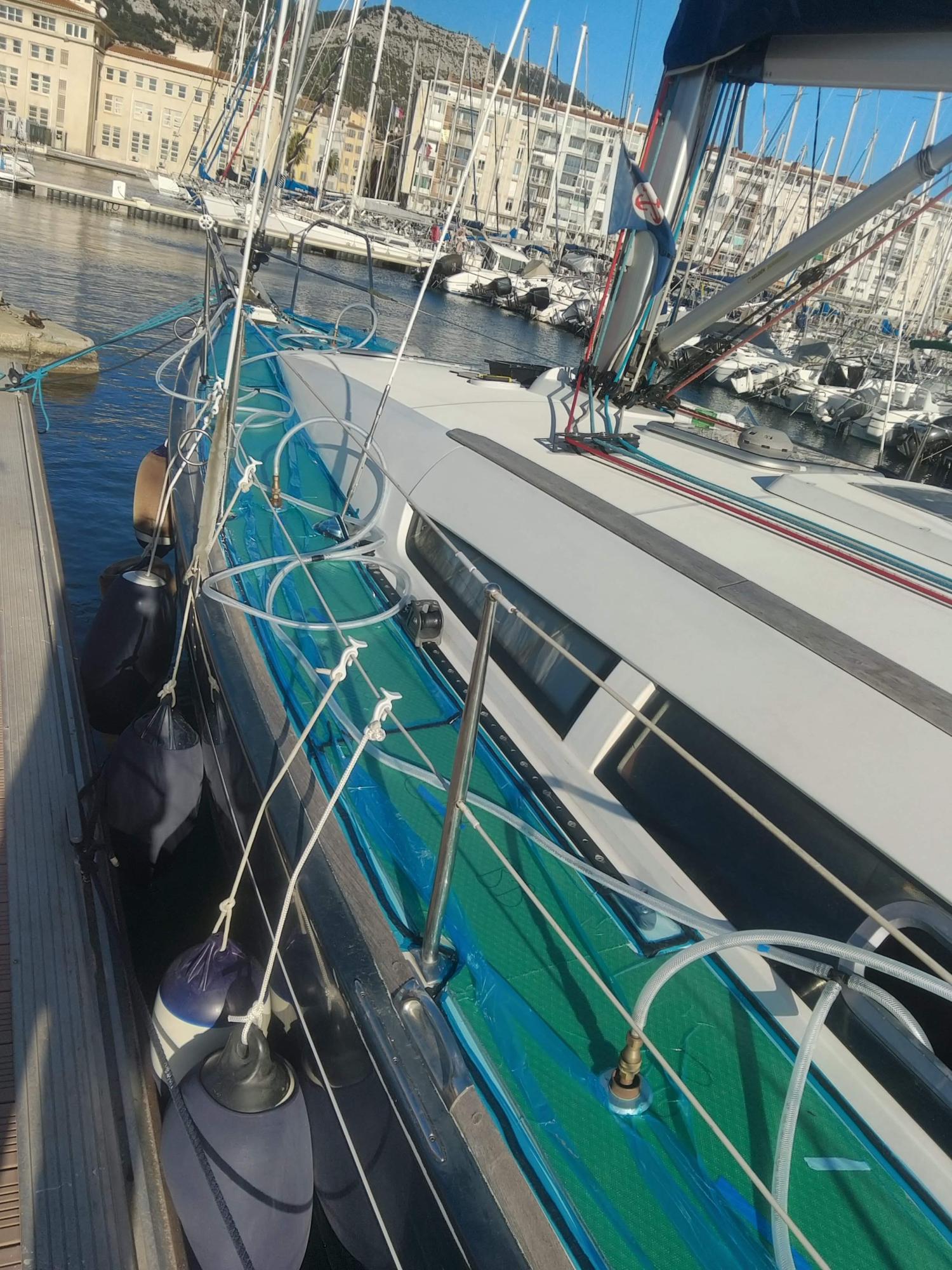  Image montrant le processus de pose sous vide d'un revêtement de pont de bateau imitation teck