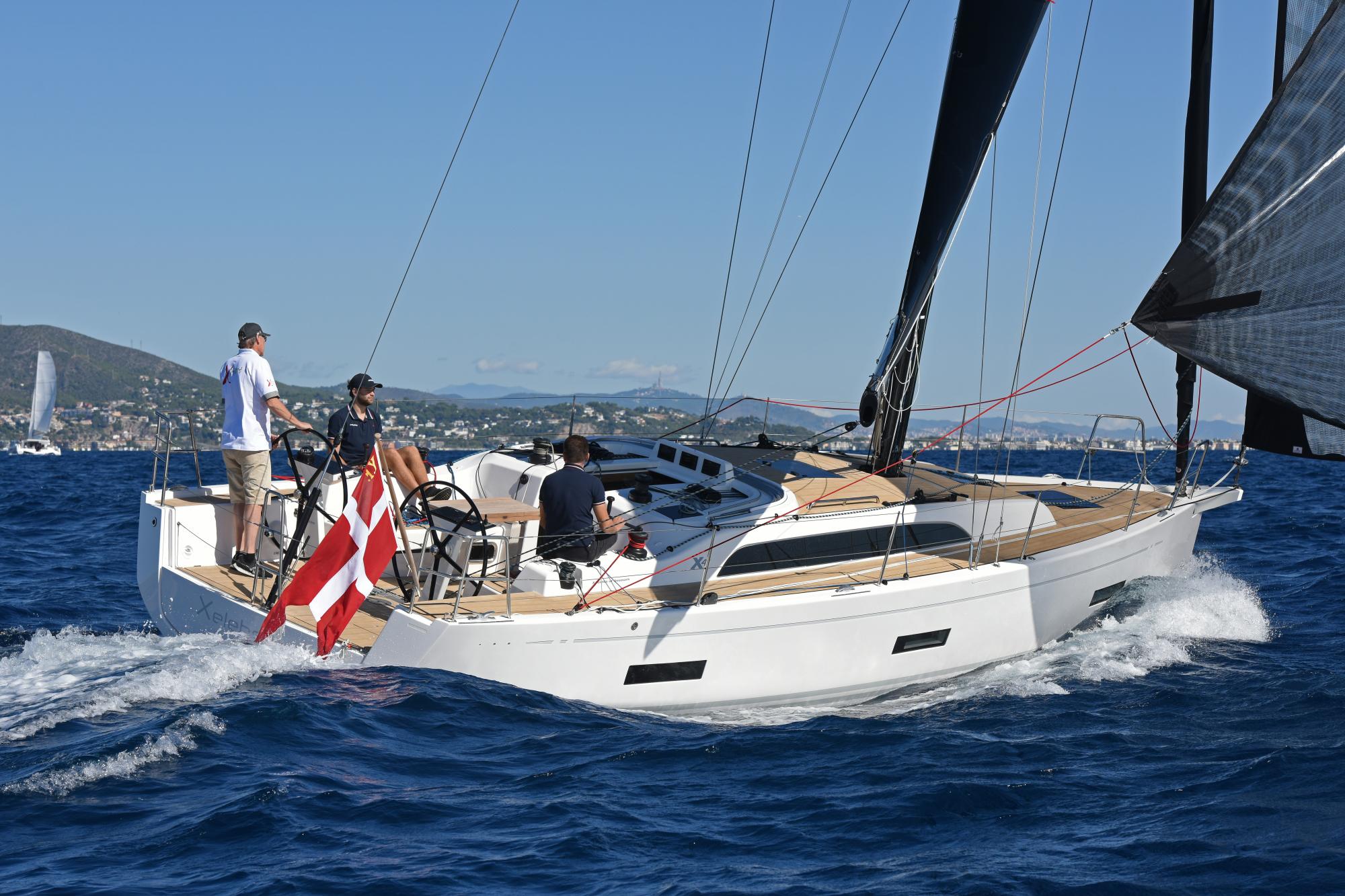 This image shows a boat deck covered with an imitation teak coating